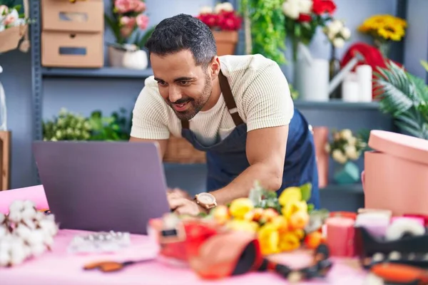 Ung Latinamerikansk Man Florist Använder Laptop Arbetar Florist — Stockfoto