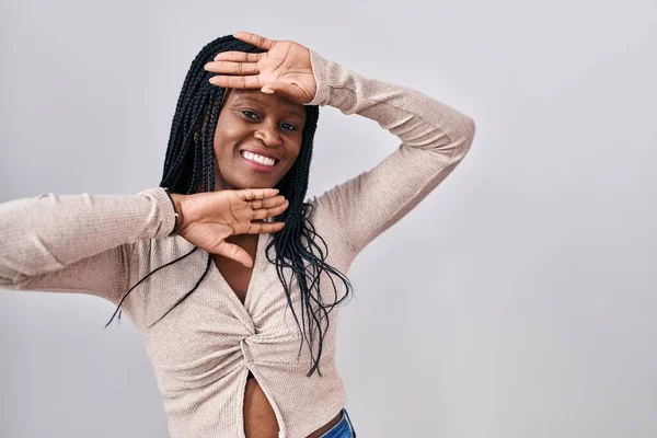 Afrikaanse Vrouw Met Vlechten Staan Witte Achtergrond Glimlachend Vrolijk Peek — Stockfoto