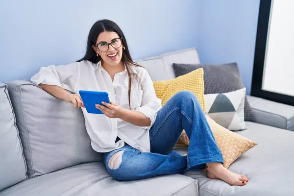 Junge Hispanische Frau Sitzt Mit Touchpad Auf Sofa Hause — Stockfoto