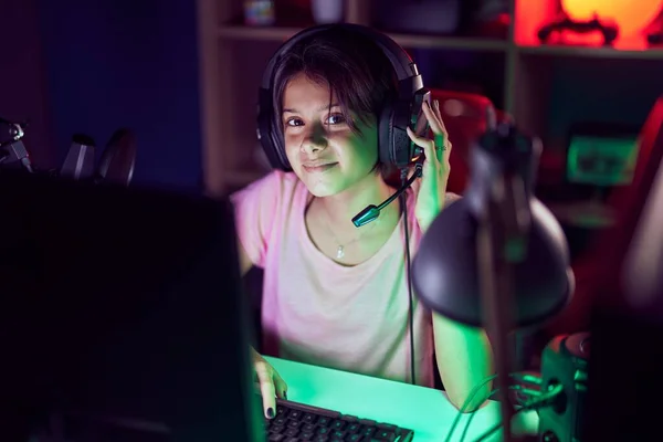 Entzückende Hispanische Mädchen Streamer Spielen Videospiel Mit Dem Computer Spielzimmer — Stockfoto