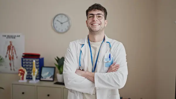 Молодий Іспаномовний Лікар Усміхнений Впевнений Стоїть Руках Схрещений Жест Клініці — стокове фото