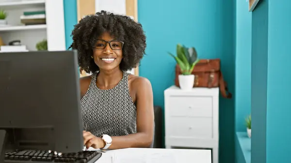 Trabajadora Negocios Afroamericana Usando Computadora Sonriendo Oficina —  Fotos de Stock