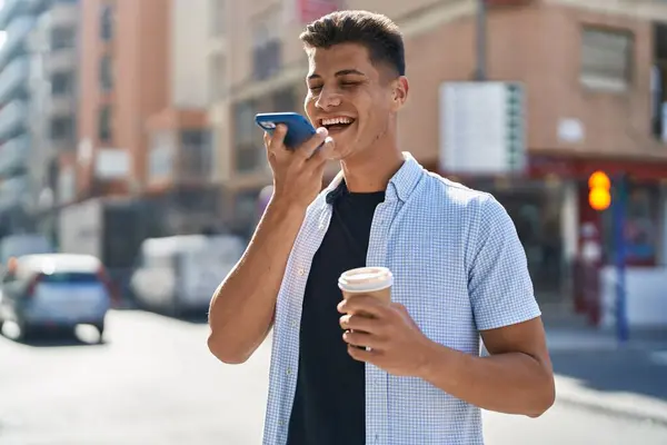 Jovem Hispânico Falando Smartphone Bebendo Café Rua — Fotografia de Stock