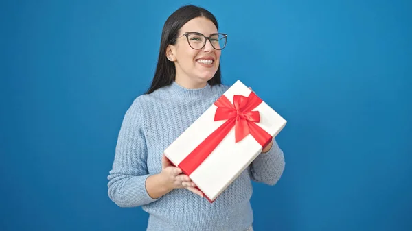 Jonge Hispanic Vrouw Glimlachen Holding Gift Geïsoleerde Blauwe Achtergrond — Stockfoto