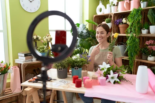 Schöne Brünette Frau Arbeitet Blumenladen Aufnahmeanleitung Mit Smartphone Lächelt Glücklich — Stockfoto
