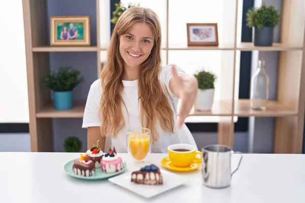 Junge Kaukasische Frau Die Gebäck Zum Frühstück Isst Lächelt Freundlich — Stockfoto