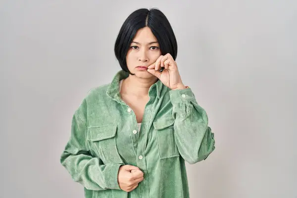 Ung Asiatisk Kvinna Står Över Vit Bakgrund Mun Och Läppar — Stockfoto