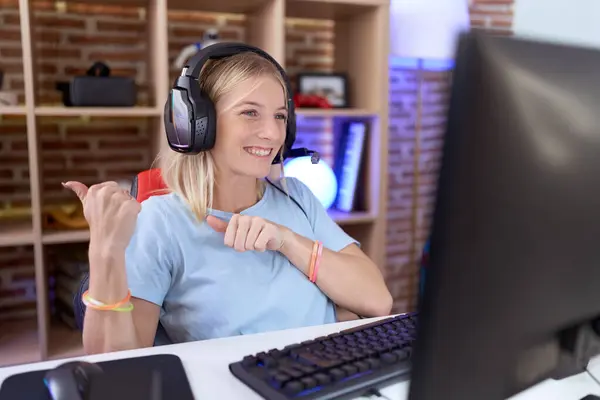 Junge Kaukasische Frau Die Videospiele Spielt Trägt Kopfhörer Die Nach — Stockfoto