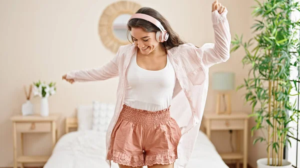 Молодая Красивая Латиноамериканка Улыбается Уверенно Танцуя Кровати Спальне — стоковое фото