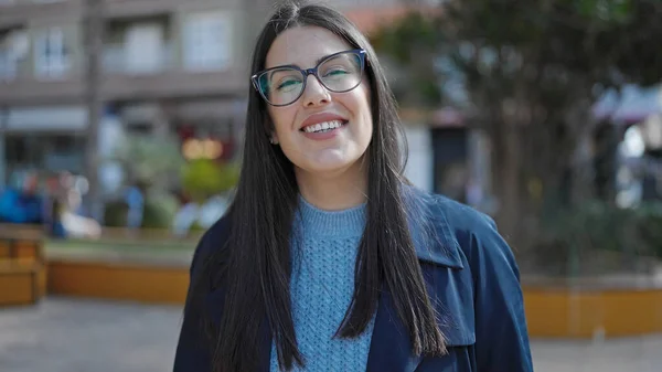 Young Hispanic Woman Smiling Confident Street — ストック写真