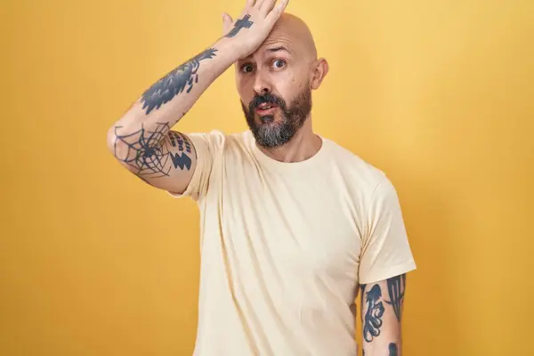 Hispanic Man Tattoos Standing Yellow Background Surprised Hand Head Mistake — Stock Photo, Image