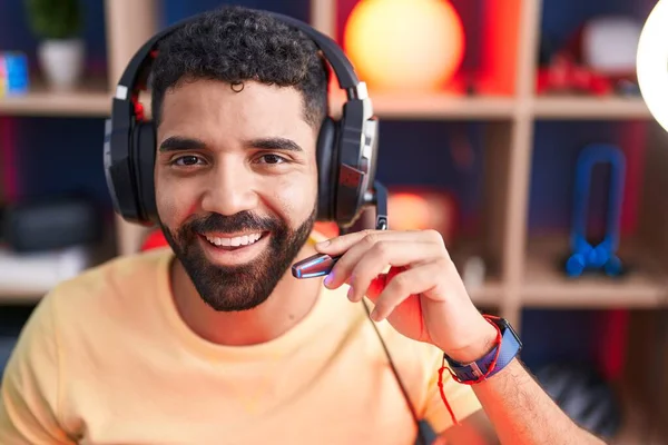Joven Árabe Streamer Hombre Sonriendo Confiado Hablando Sala Juegos —  Fotos de Stock