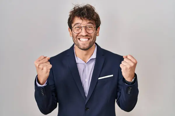 Spanyol Adamı Gözlük Takıyor Şaşırmış Şaşırmış Bir Şekilde Kollarını Kaldırıp — Stok fotoğraf