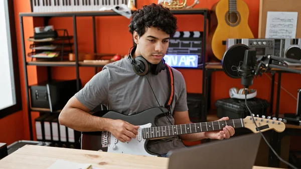 Mladý Latinskoamerický Muzikant Online Lekcí Elektrické Kytary Hudebním Studiu — Stock fotografie