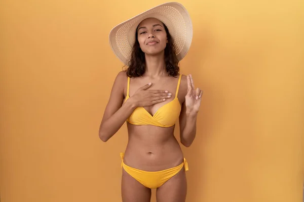 Bikini Giyen Yaz Şapkalı Gülümseyen Elleri Göğsünde Parmakları Havada Küfür — Stok fotoğraf