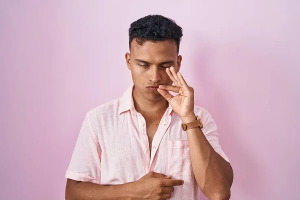 Pembe Arka Planda Duran Spanyol Genç Adam Ağzı Dudakları Parmaklarıyla — Stok fotoğraf