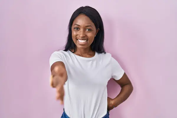 Mujer Joven Africana Con Camiseta Blanca Casual Sonriente Amistoso Ofreciendo —  Fotos de Stock