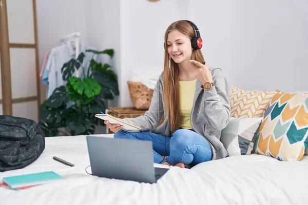 Genç Beyaz Kadın Dizüstü Bilgisayarla Ders Çalışıyor Yatakta Oturmuş Gülümsüyor — Stok fotoğraf