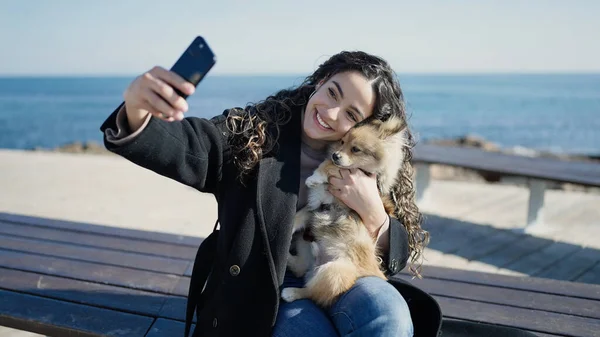 Junge Hispanische Frau Mit Hund Lächelt Selbstbewusst Selfie Mit Smartphone — Stockfoto