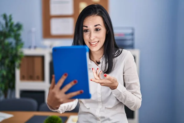 若い白人女性ビジネス労働者笑顔自信を持ってビデオ通話でオフィス — ストック写真