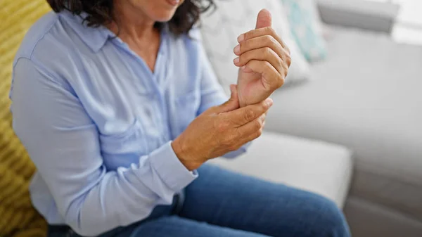 Middle Age Hispanic Woman Sitting Sofa Suffering Wrist Pain Home — Stock Photo, Image