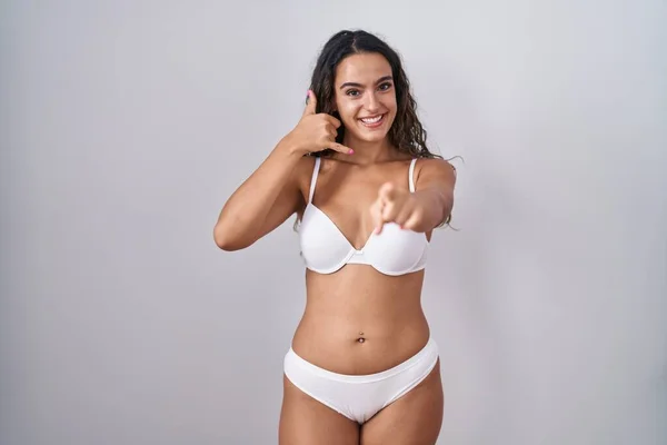 Ung Latinamerikansk Kvinna Klädd Vita Underkläder Leende Gör Prata Telefonen — Stockfoto