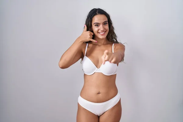 Mujer Hispana Joven Vistiendo Lencería Blanca Sonriendo Hablando Por Teléfono —  Fotos de Stock