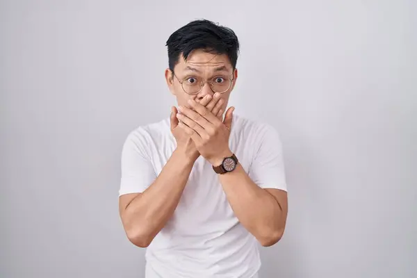 Jovem Asiático Homem Sobre Fundo Branco Chocado Cobrindo Boca Com — Fotografia de Stock