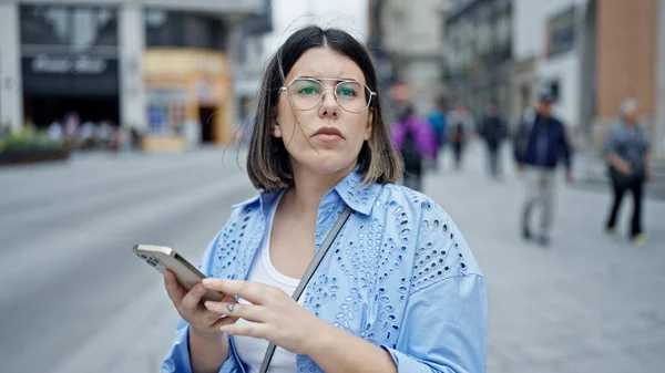 年轻美丽的他的惊慌失措的女人用智能手机在维也纳的街上等出租车 — 图库照片