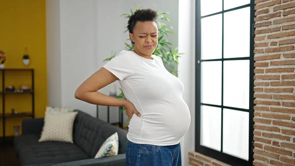 Junge Schwangere Leidet Hause Unter Rückenschmerzen — Stockfoto