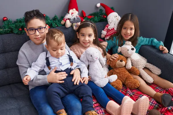 Bir Grup Çocuk Evdeki Noel Süslemesinde Koltukta Otururken Kendinden Emin — Stok fotoğraf