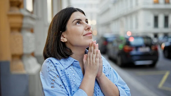年轻美丽的惊慌失措的女人微笑着在维也纳街头祈祷 — 图库照片