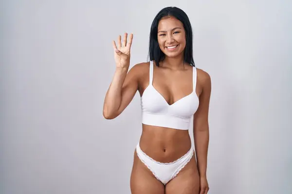 Latynoska Kobieta Bieliźnie Pokazując Wskazując Palcami Numer Cztery Uśmiechając Się — Zdjęcie stockowe