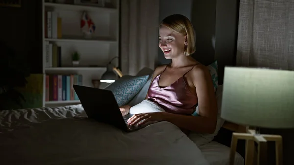 Mujer Rubia Joven Usando Portátil Sentado Cama Sonriendo Dormitorio — Foto de Stock