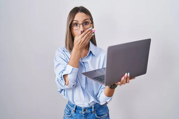 Ung Kvinna Som Arbetar Med Dator Laptop Chockade Täcka Munnen — Stockfoto