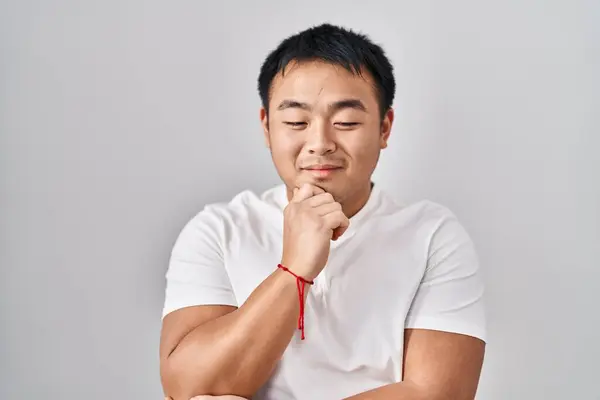 Young Chinese Man Standing White Background Hand Chin Thinking Question — Stock Photo, Image