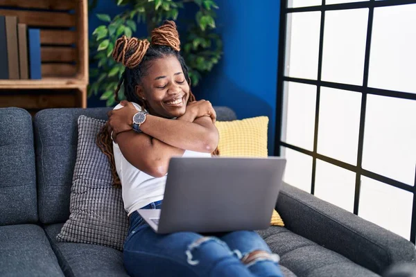 Afrykanka Plecionymi Włosami Pomocą Laptopa Domu Przytulając Się Szczęśliwy Pozytywny — Zdjęcie stockowe