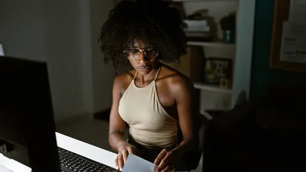 使用在办公室工作的计算机的非洲裔美国女商人 — 图库照片