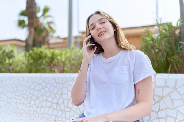 Молодая Белая Женщина Уверенно Улыбающаяся Разговаривая Смартфону Парке — стоковое фото