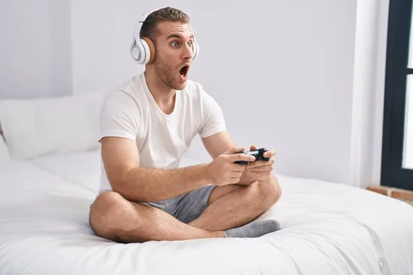 Young Caucasian Man Sitting Bed Home Playing Video Games Afraid — Stock Photo, Image