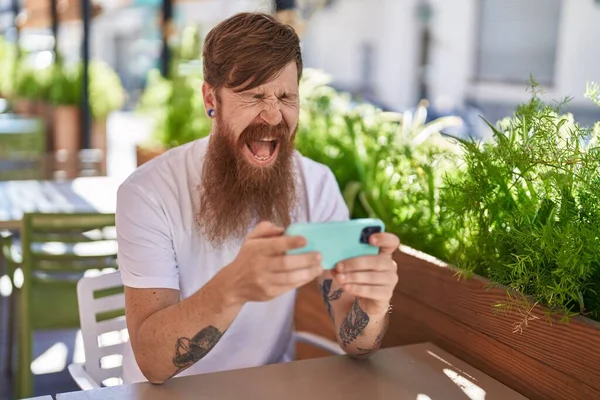 Young Redhead Man Watching Video Smartphone Sitting Table Coffee Shop — Fotografia de Stock