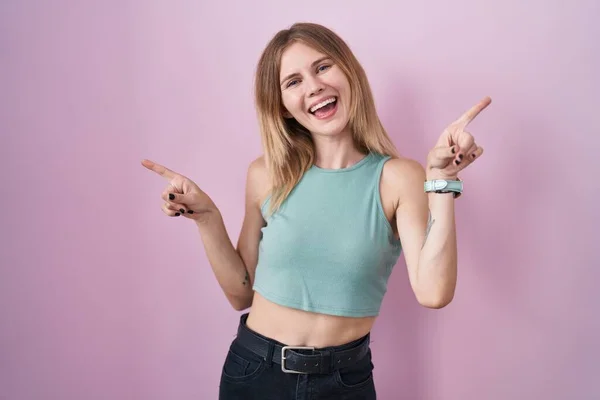 Blonde Caucasian Woman Standing Pink Background Smiling Confident Pointing Fingers — Stockfoto