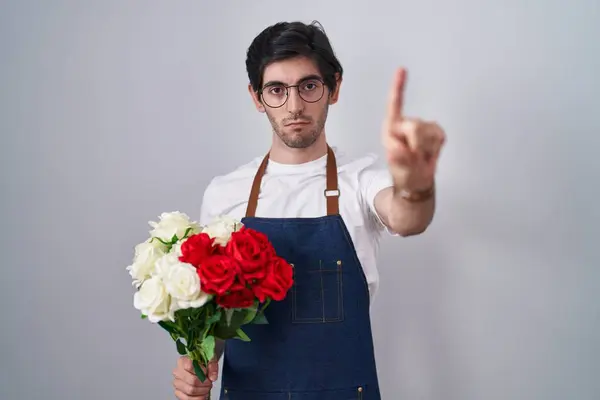 Joven Hombre Hispano Sosteniendo Ramo Rosas Blancas Rojas Señalando Con —  Fotos de Stock
