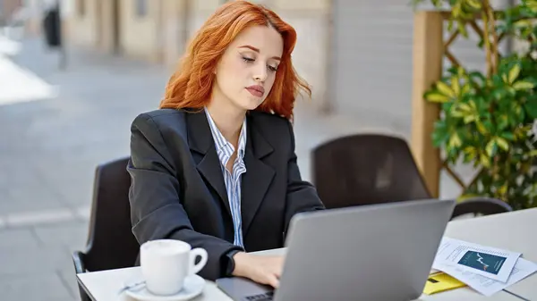 Jovem Ruiva Mulher Empresária Usando Laptop Com Expressão Relaxada Terraço — Fotografia de Stock