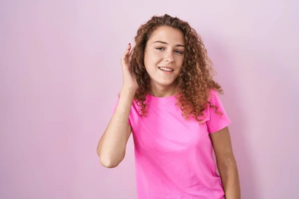 Young Caucasian Woman Standing Pink Background Smiling Hand Ear Listening — Stockfoto