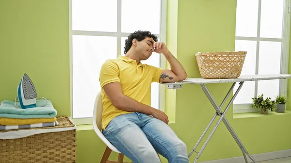 Çamaşır Makinesini Bekleyen Genç Latin Adam Çamaşır Odasında Yorgun Görünüyor — Stok fotoğraf
