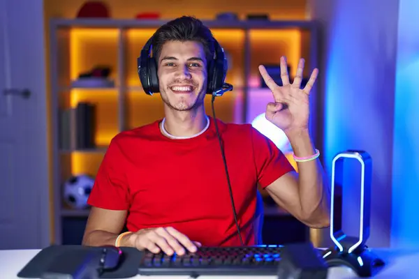 Fiatal Spanyol Férfi Videojátékozik Mutogat Négyes Számú Ujjaival Miközben Magabiztosan — Stock Fotó