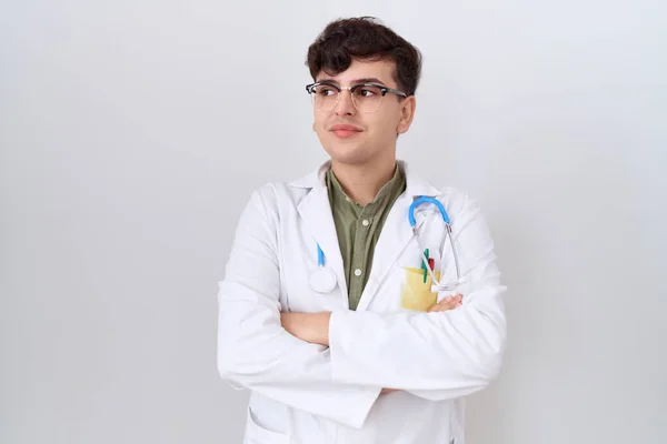 Młody Człowiek Niebinarny Mundurze Lekarza Stetoskopie Uśmiechnięty Patrząc Bok Patrząc — Zdjęcie stockowe