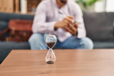 Genç Arap erkek psikolog psikoloji merkezinde zihinsel seans yapıyor.