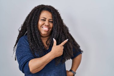 Ayrıca beyaz arka planda dikilen boyut İspanyol kadın yüzünde mutlu ve doğal bir ifadeyle elleri ve parmaklarıyla gülümsüyor. 